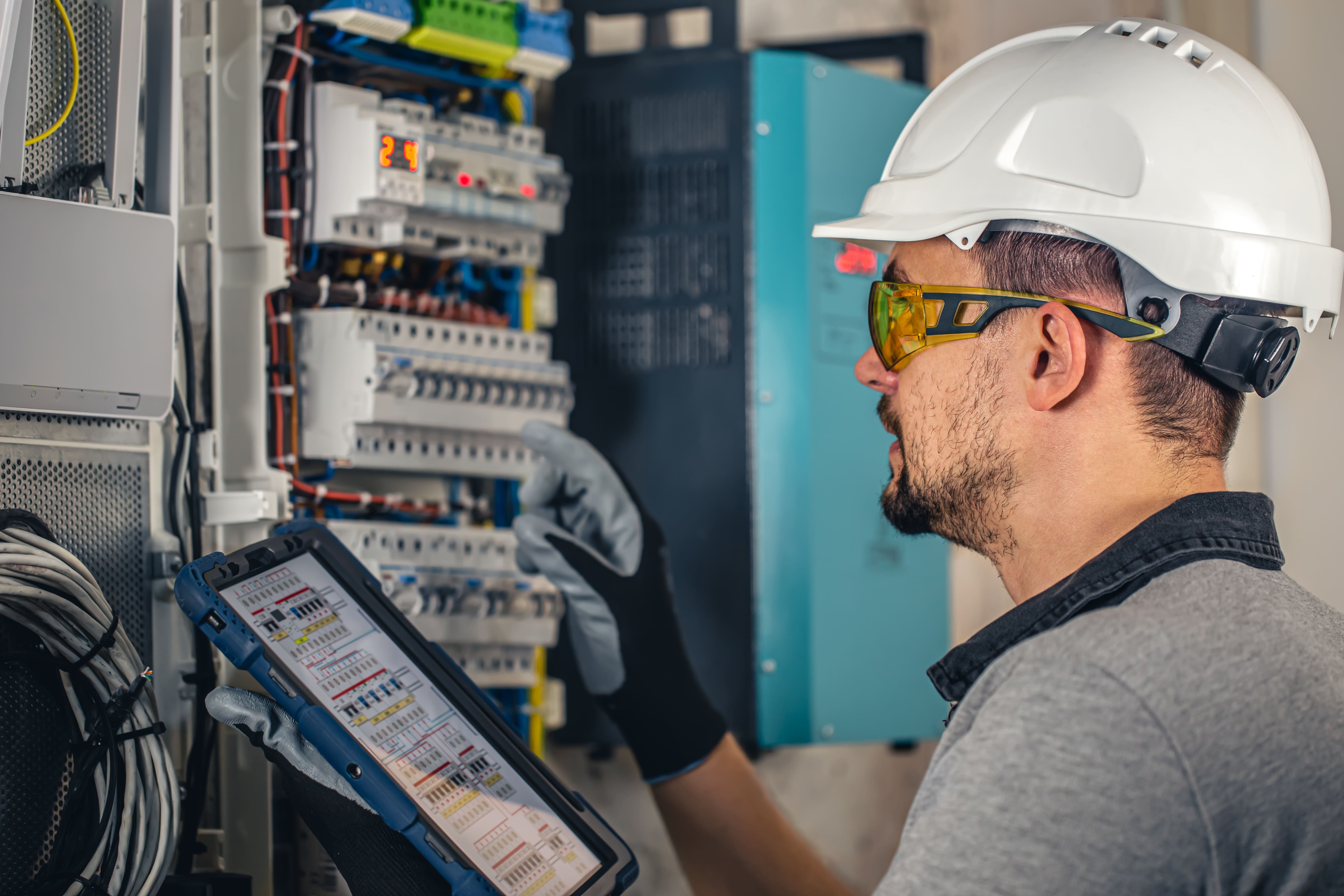 Técnico revisando tablero eléctrico