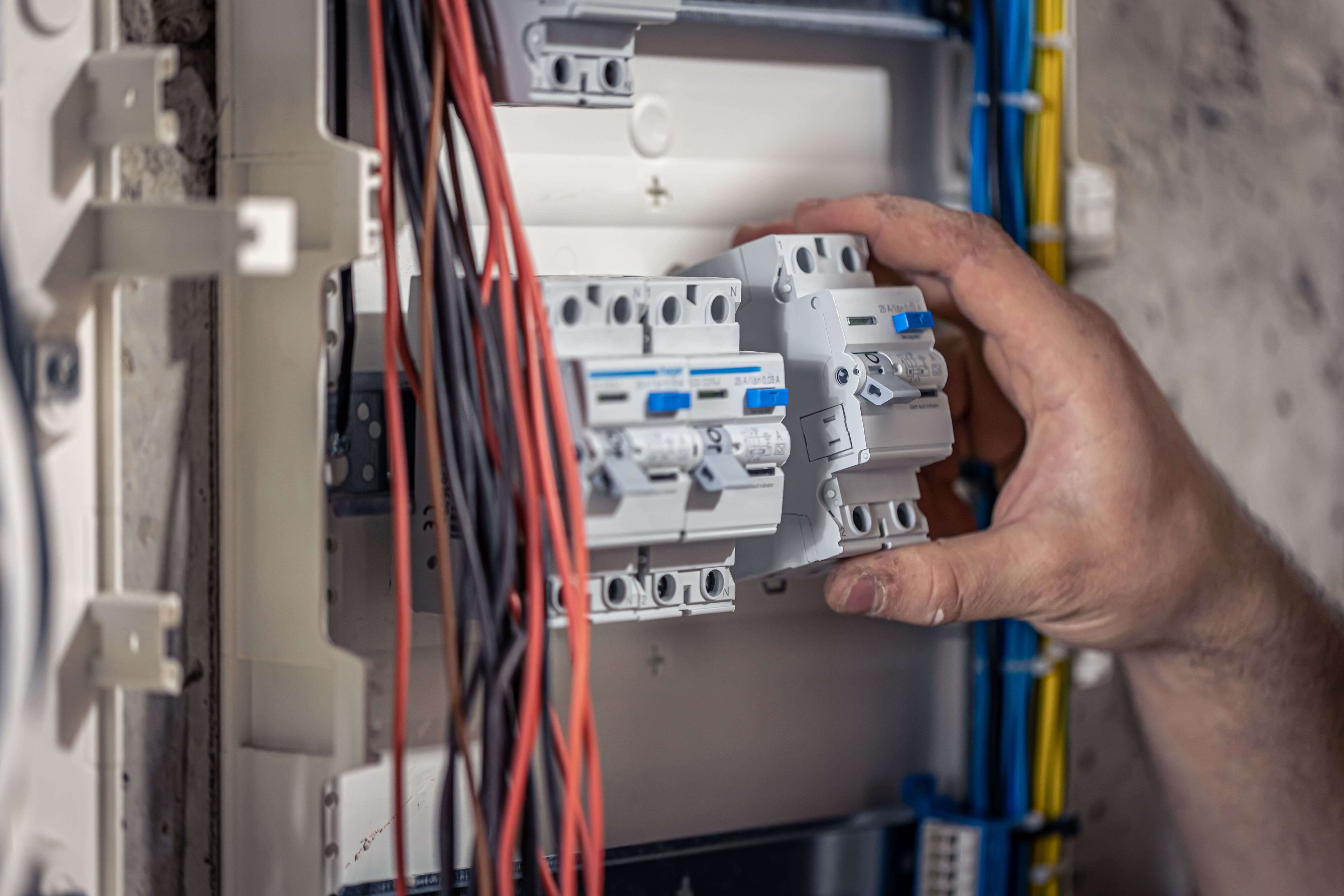 Trabajo en tablero eléctrico y breakers